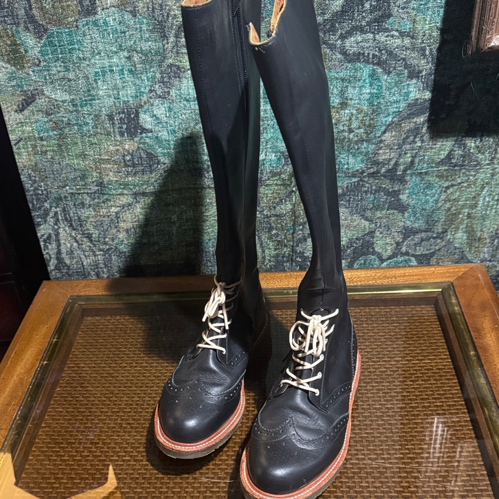 Rare vintage Woman’s vintage Black Lace-Up Tall Leather Boots 7
